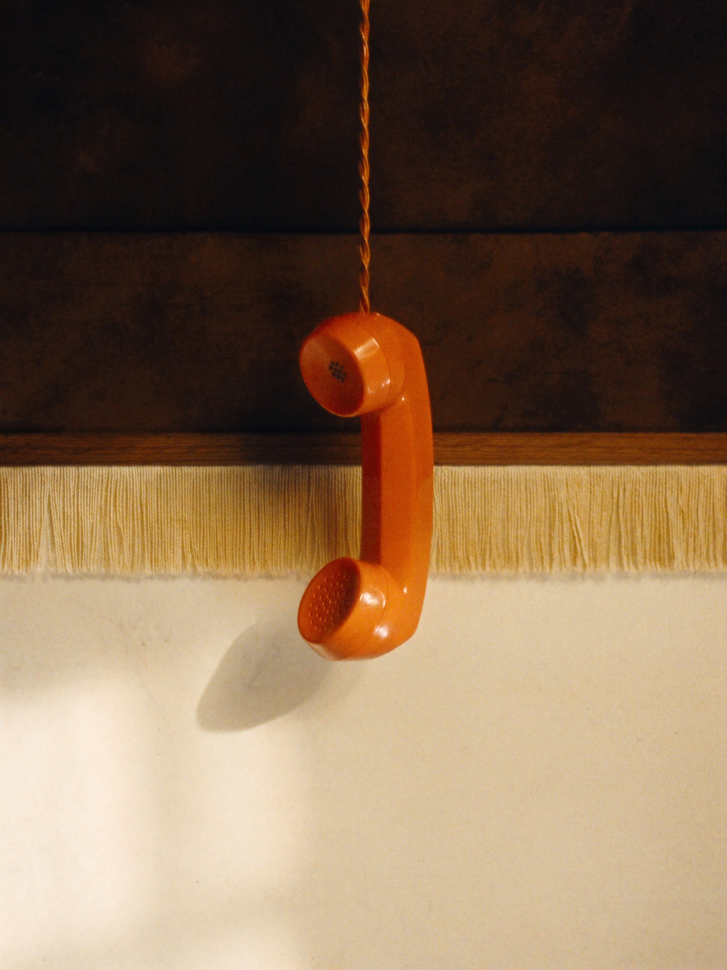 Téléphone vintage couleur terracotta — L'AccrocheCœur Saint-Malo