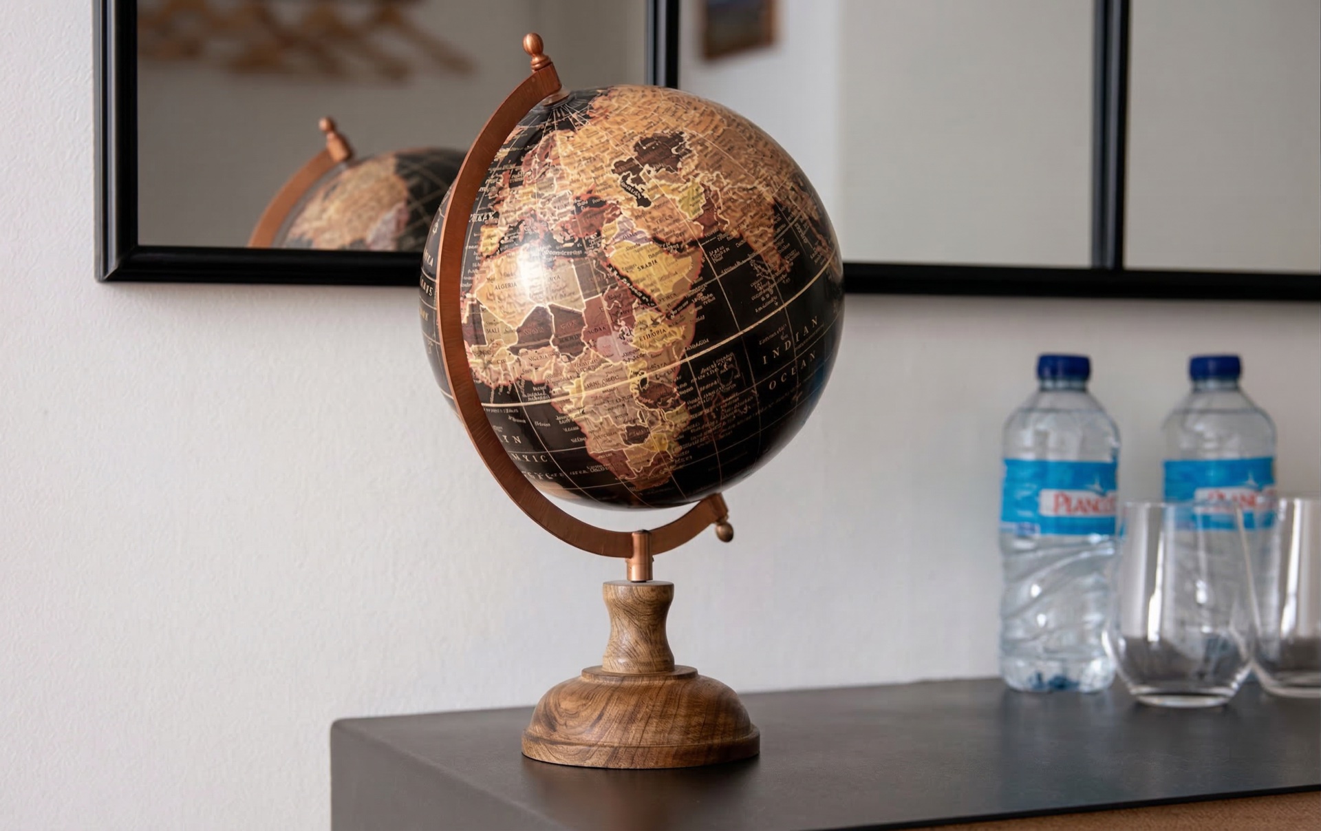 L'Adorable — détail globe terrestre