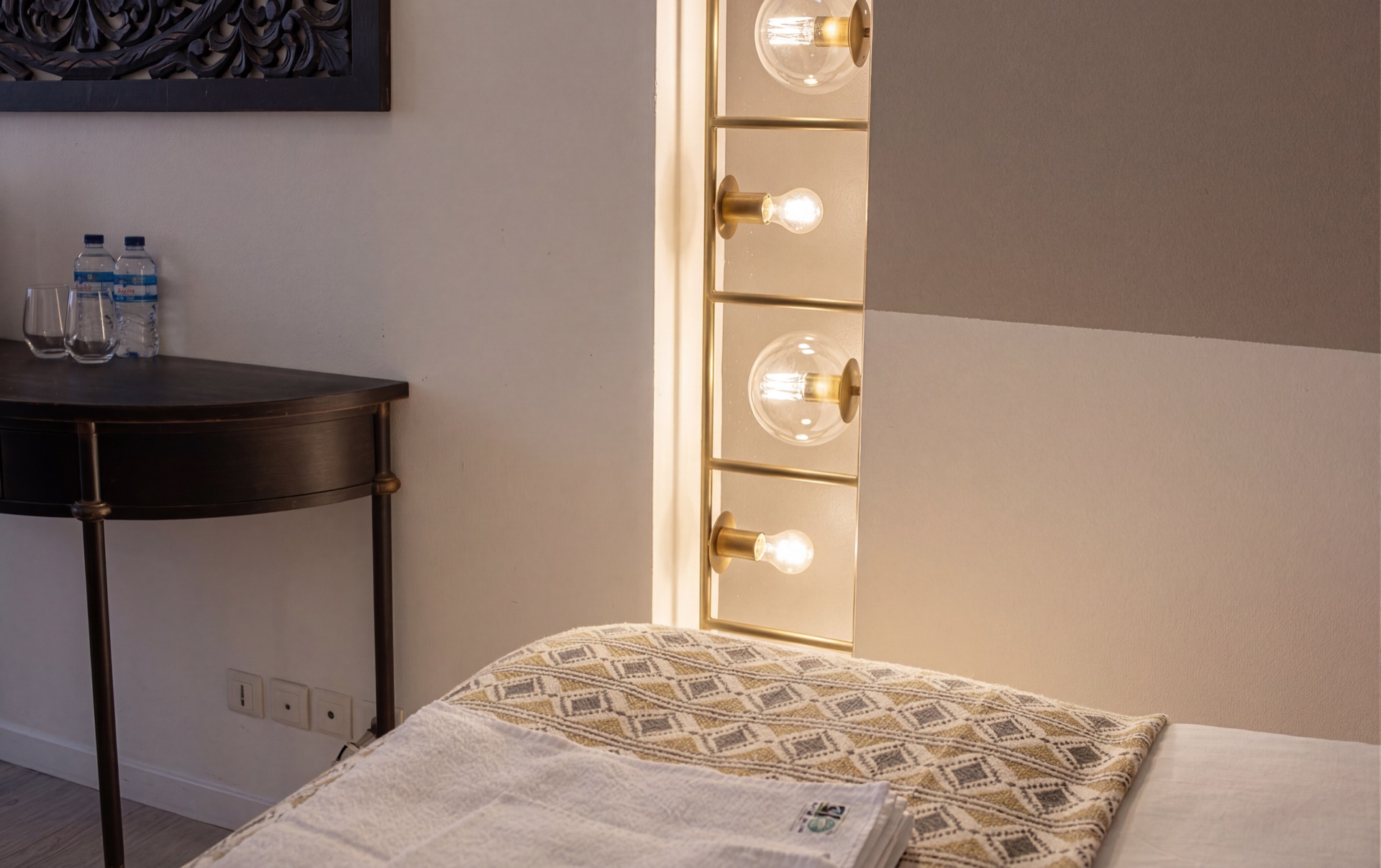 L'Audacieuse — détail luminaires coloniaux